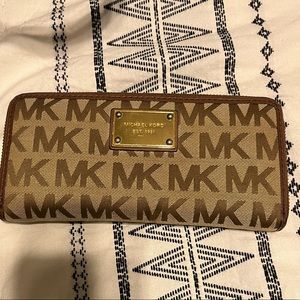Michael Kors wallet. Excellent condition.